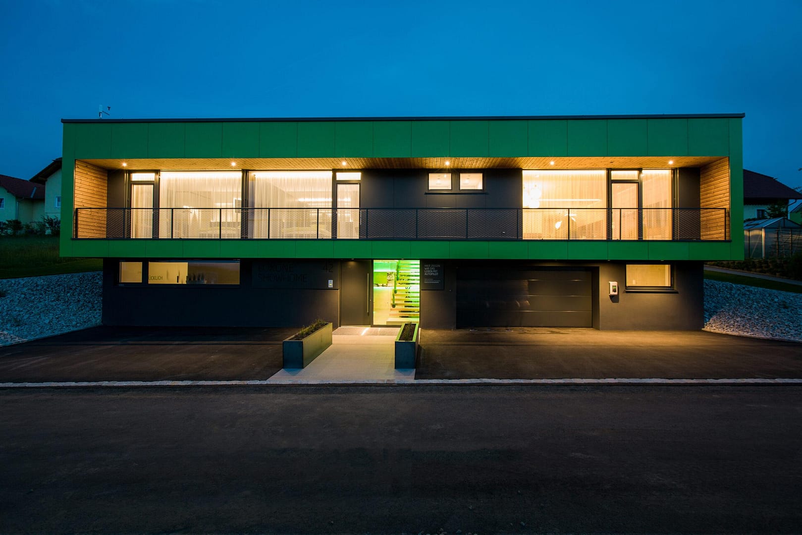 (c) Loxone_Showhome_Außenansicht_Abend_1 Smart Light control - showroom