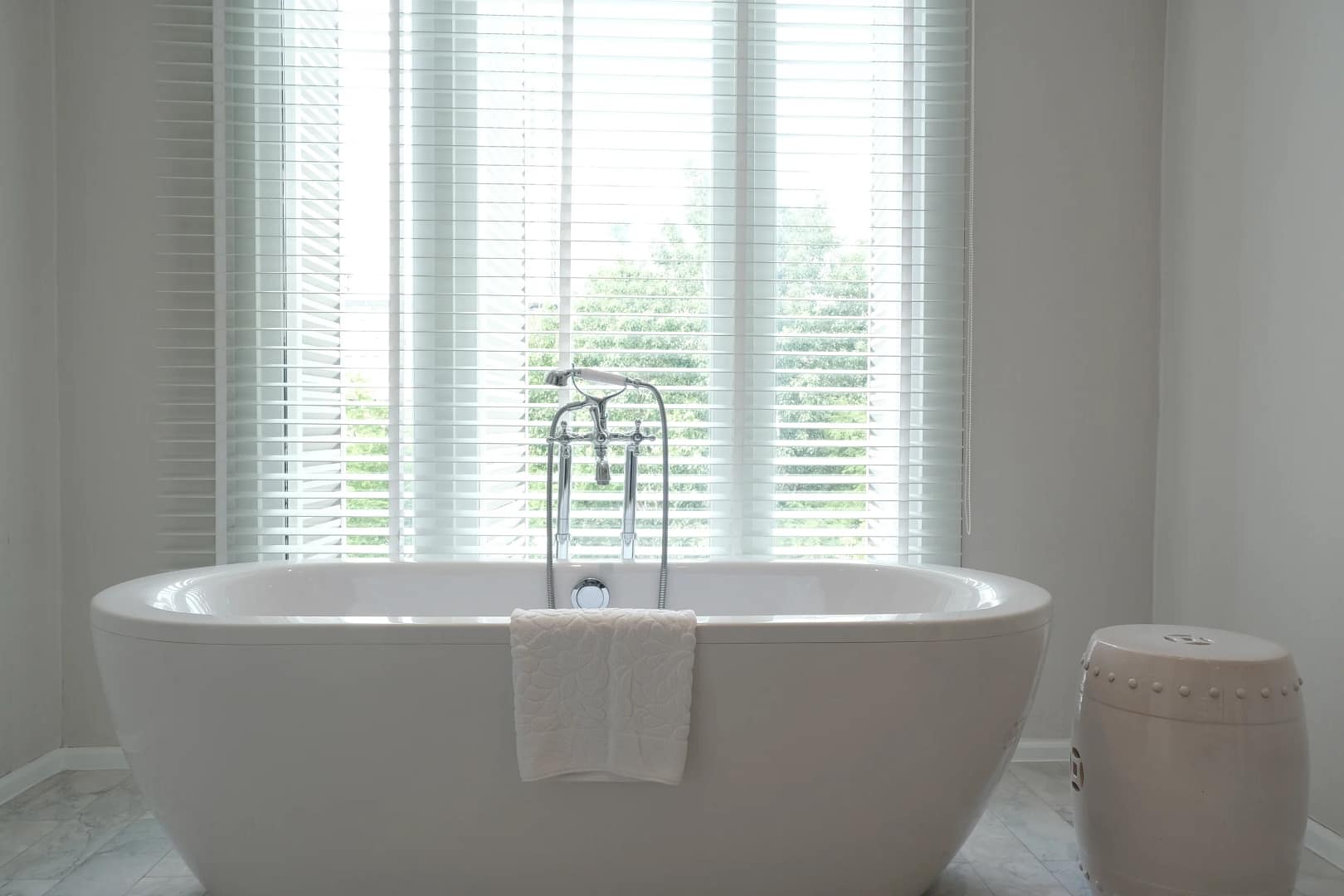 Bathtub with traditional faucets Venetian Blinds Integration